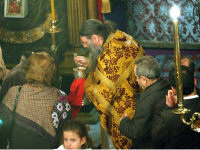 Πορτοφολάς μέσα στην εκκλησία