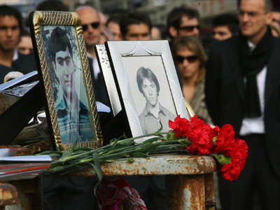 «Αδέρφια ζείτε, εσείς μας οδηγείτε»