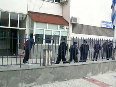 Επίθεση με μολότοφ σε ΑΤ στην Αγία Βαρβάρα και την Κοζάνη.