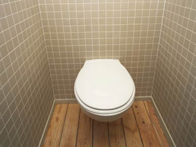 Τον πέταξε η τουαλέτα από το παράθυρο