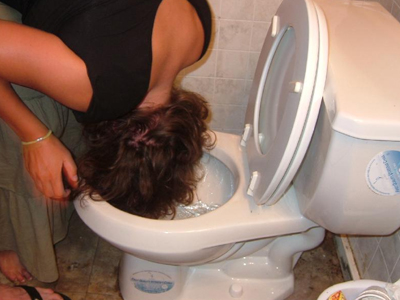 Ζητείται εθελόντρια να βάλει το κεφάλι της στην… τουαλέτα