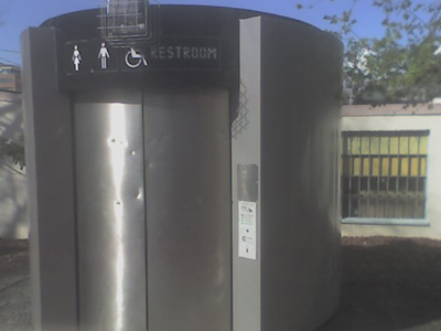 Κόλλησε στις δημόσιες τουαλέτες