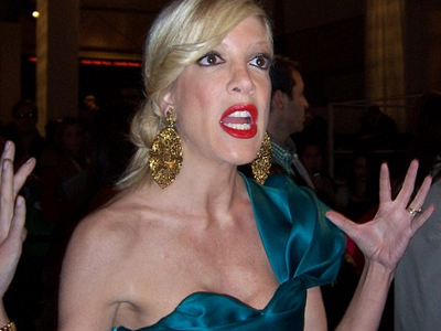 ”Πόρτα έφαγε” η Τόρι Σπέλινγκ σε επίδειξη μόδας