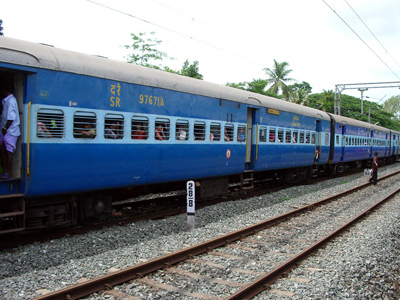 Έριξαν έφηβο στις γραμμές του τρένου επειδή ερωτεύθηκε