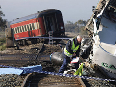 Πολύνεκρη σύγκρουση τρένου με λεωφορείο στην Ινδία