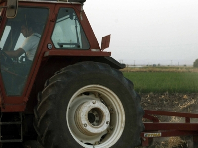 Νεκρός αγρότης που καταπλακώθηκε από το τρακτέρ του