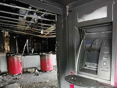 Μολότοφ και γκαζάκια σε υποκατάστημα της Πειραιώς