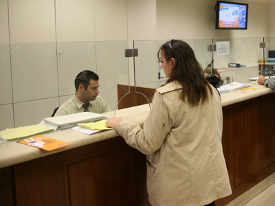 Και απολυμένη και χρεωμένη