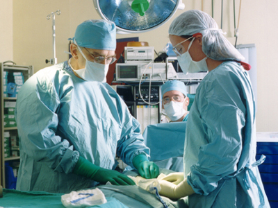 Αρχίζει να κινεί τα χέρια του μετά τη διπλή μεταμόσχευση άκρων