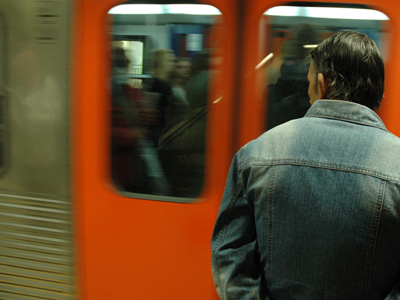 Έπεσε στις γραμμές του τρένου