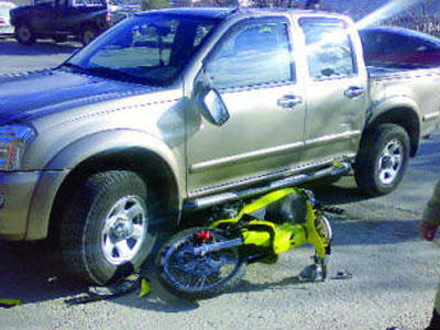 Αμάξι παρέσυρε μοτοσικλέτα στην Μυτιλήνη