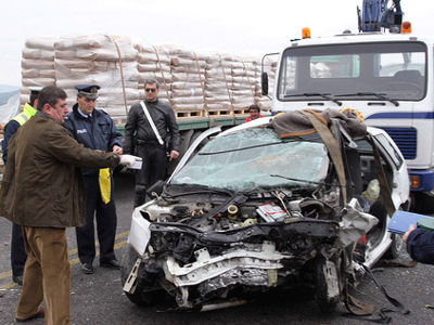 78χρονος οδηγός τραυμάτισε πεζή, προσέκρουσε σε τοίχο και σκοτώθηκε