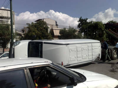 Βαν ανατράπηκε στη μέση του δρόμου