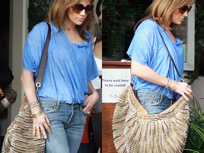 Η Τζένιφερ Λόπεζ … πίσω από την τσάντα της