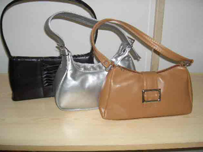 Άρπαζε τσάντες από υπαλλήλους καταστημάτων