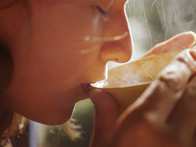 Τους πρόσφερε τσάι… με μια σφαίρα στο κεφάλι