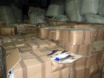 Έκρυψε στο φορτηγό του 193.750 πακέτα τσιγάρα