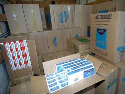 Τα βάζα έκρυβαν 90.000 πακέτα λαθραία τσιγάρα