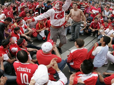 Ένας νεκρός από τους πανηγυρισμούς στην Τούρκια