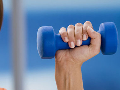 Τραυμάτισε τη γυναίκα του με βαράκι