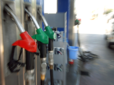 Πλαφόν στη βενζίνη και μείωση του ρεύματος ζητά το ΠΑΣΟΚ