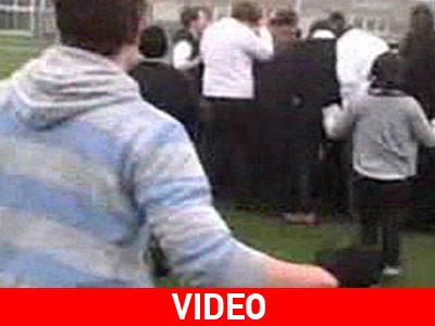 Σοκάρει video με μαθήτρια που γεννά στην αυλή σχολείου