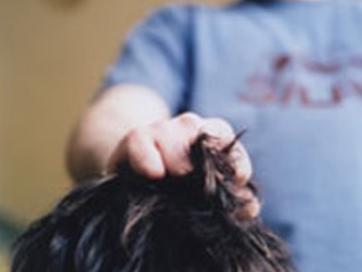 Οι Ρουμάνοι συμφωνούν να δέρνουν τα παιδιά τους