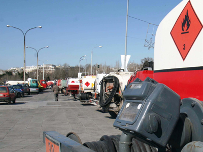 Στο αυτόφωρο οδηγοί βυτιοφόρων με πλαστά πιστοποιητικά