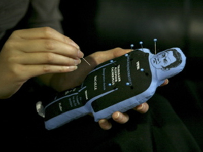 Κανονικά στο εμπόριο η κούκλα – βουντού του Σαρκοζί