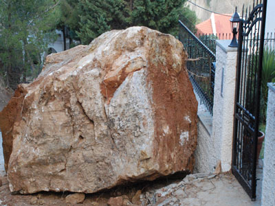 «Βράχος» ο βράχος που έπεσε έξω από σπίτι στην Κηφισιά
