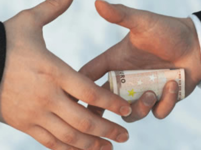 Η διαφθορά των δημοσίων υπαλλήλων σκοτώνει την Ελλάδα