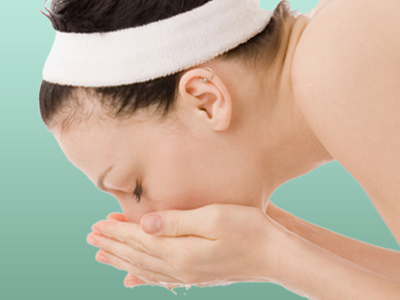 Όμορφη με παγωμένο νερό