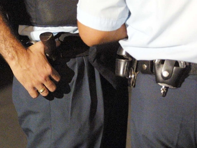 Καταγγέλλει αστυνομικούς ότι τον ”μαύρισαν” στα κρατητήρια