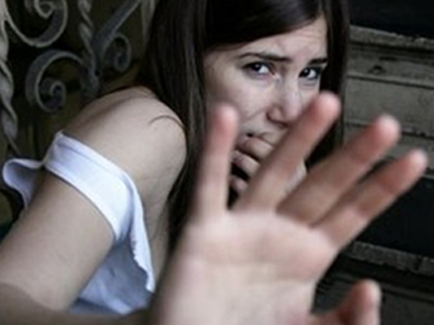 Εξέδιδαν και βίαζαν ανήλικη