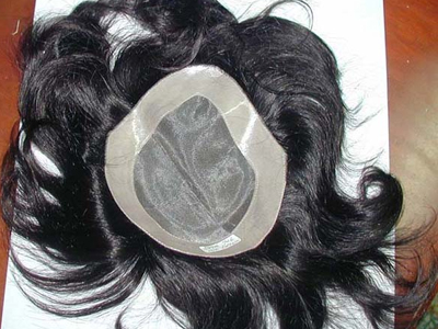 Στη φυλακή γιατί αφαίρεσε περούκα βουλευτή