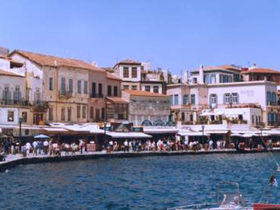 Αυτοκίνητο με πέντε επιβάτες έπεσε στο λιμάνι των Χανίων