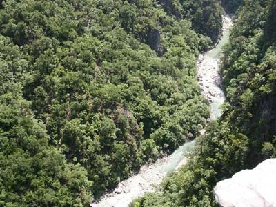 Έπεσε σε χαράδρα 100μ. και σώθηκε!