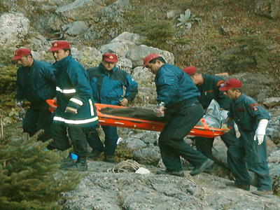 ”Βουτιά” αυτοκινήτου σε χαράδρα – ένας νεκρός