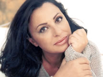Η Χάρις Αλεξίου στο Θέατρο Πέτρας
