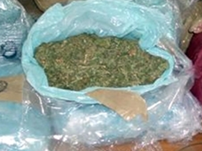 Μετέφεραν με το αυτοκίνητό τους ένα κιλό χασίς