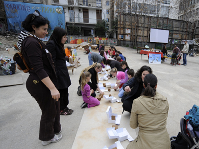 Έφτιαξαν φωλιές για τα χελιδόνια στο «πάρκο-πάρκινγκ» της Ναυαρίνου