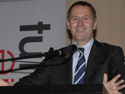 Αντάλλαξε 120 χειραψίες … με σπασμένο χέρι