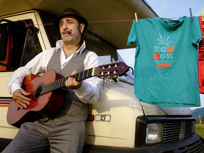 Ο TONINO CAROTONΕ στη μουσική σκηνή αυλαία