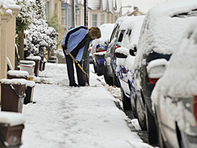 Το χιόνι “παρέλυσε” τη Μ. Βρετανία