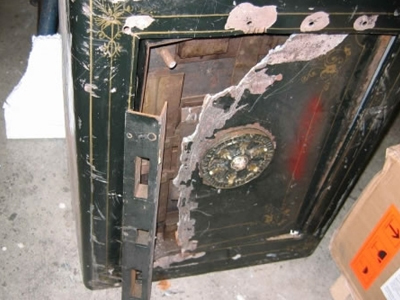 «Ξήλωσαν» δύο χρηματοκιβώτια με έγγραφα μεταναστών στο Βόλο