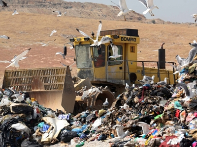 Απέκλεισαν την εθνική διαμαρτυρόμενοι  για τα σκουπίδια