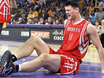 Γίγαντας με… πήλινα πόδια ο Yao Ming!