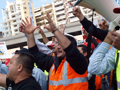 Εικόνες από τα επεισόδια στο ΥΕΝ- Τραυματίες αστυνομικοί και λιμενικοί