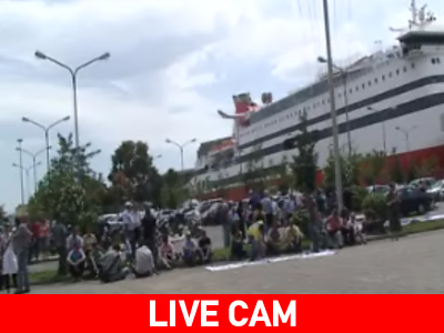 Συγκέντρωση των κατοίκων της Λήμνου στο λιμάνι του Πειραιά