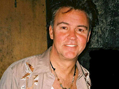 Από διάσημος τραγουδιστής των 80’s, υπάλληλος  σε εστιατόριο